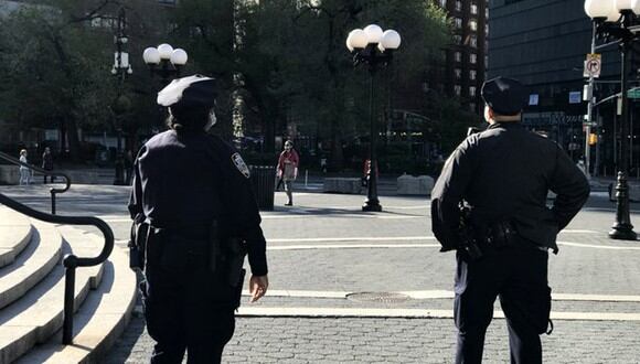 La policía de Nueva York ofrece una recompensa por información que ayude a capturar a ladron que asaltó 21 locales comerciales. (Foto: Twitter @NYPDnews)