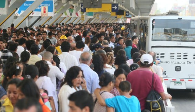 Los usuarios han mostrado rechazo a la pretensión de que se vuelvan a incrementar los pasajes en el Metropolitano. (Foto: El Comercio)
