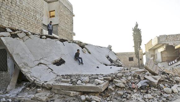 Niños juegan entre los escombros de un edificio destruido en la zona controlada por los rebeldes sirios en la ciudad Maaret al-Numan en la provincia de Idlib, Siria. (Foto: Reuters/Khalil Ashawi)
