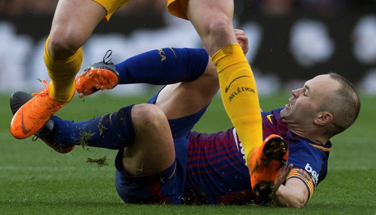 Barcelona: Andrés Iniesta se lesionó ante Atlético Madrid y sería baja para duelo con Chelsea por Champions