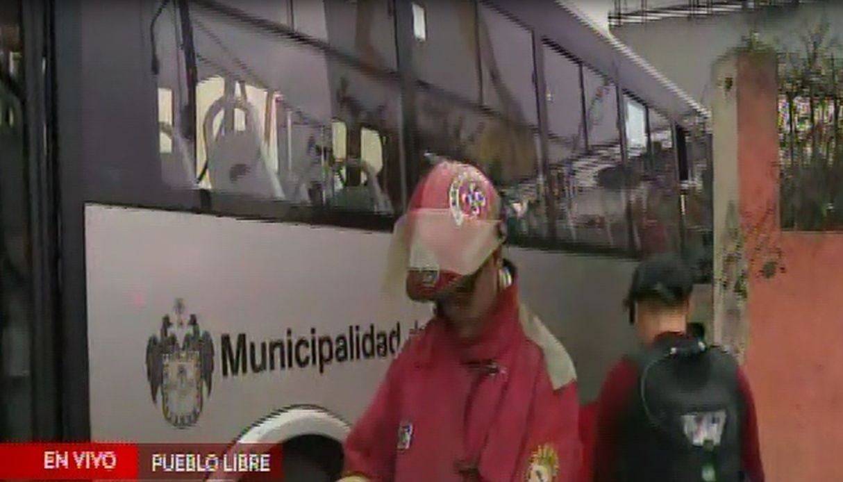 Bus del Corredor Rojo se despista y se empotra contra Iglesia Metodista de Pueblo Libre. Foto: Captura de América Noticias