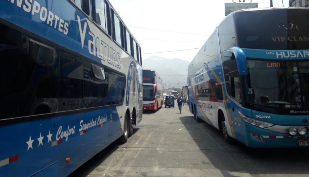 Buses del demolido Terminal de Fiori ahora se instalan en calles aledañas. (Fotos: El Comercio)