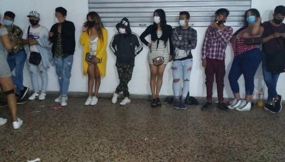 Jóvenes, todos mayores de edad, fueron sorprendidos en 'fiesta Covid', en Comas. | Foto: Difusión.
