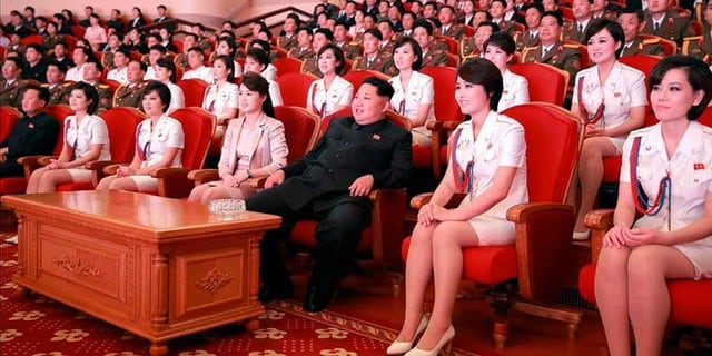 Kim Jong-un y Ri Sol-ju tienen una hija que 5 años de edad. La esposa de Kim fue cantante de un grupo de pop llamado "Pochonbo Electronic Ensenble".