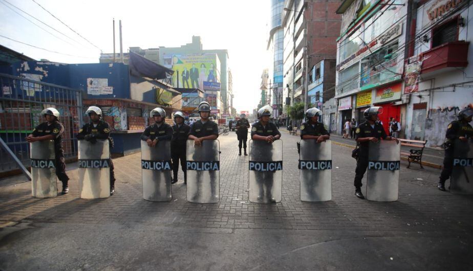 La Policía ha dispuesto medidas de seguridad en Gamarra. Una de ellas es restringir el tránsito de personas por el plazo del cierre del emporio comercial. (Foto: Giancarlo Ávila)