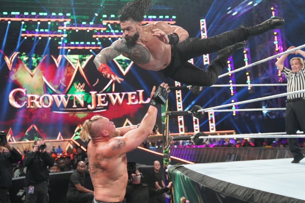 Roman Reigns se impuso a Brock Lesnar, aunque con algo de ayuda. (WWE CorporationI