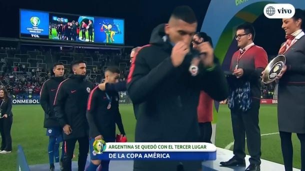 Jugadores de la Selección de Chile se quitaron medalla de cuarto lugar en la Copa América 2019