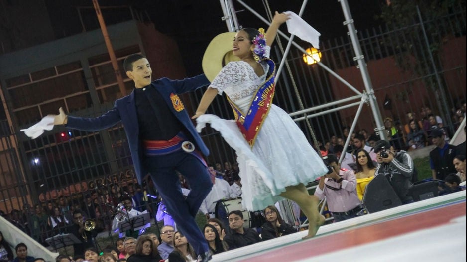 Más de 100 bailarines en escena, banda de músicos y campeones mundiales en el Festival de la Marinera de Plaza Norte.
