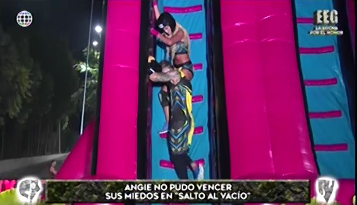 Angie Arizaga no pudo superar reto de altura, Nicola Porcella quiso ayudarla a bajar, pero ella lo apartó en EEG. (Capturas: América Televisión)