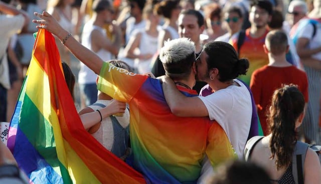 Participantes en la manifestación Pride LGTBI recorrieron esta tarde las calles de Barcelona reivindicando las familias LGTBI bajo el lema "We are family". (Foto: EFE)