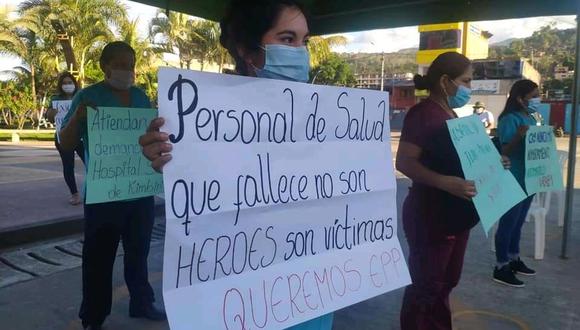 Cusco. Personal de salud del Hospital San Juan, protestó con pancartas en la Plaza de Kimbiri. (GEC)