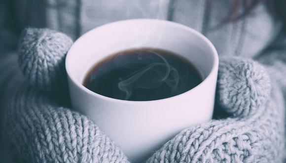 El video viral de un cubo de hielo disolviéndose gradualmente mientras da vuelta en una taza de café caliente demuestra que la tranquilidad puede encontrarse en las cosas más simples de la vida. | Crédito: Pixabay / Referencial.