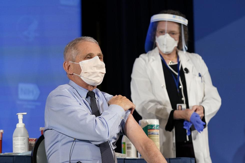 El inmunólogo Anthony Fauci, asesor del gobierno de Estados Unidos, fue vacunado contra el covid-19 junto con otros altos funcionarios y seis trabajadores de la salud en un evento en los Institutos Nacionales de Salud transmitido en vivo.