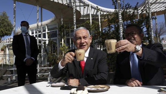 El primer ministro israelí, Benjamin Netanyahu y el alcalde de Jerusalén, Moshe Lion, visitan un restaurante recientemente reabierto en Jerusalén. (Ohad ZWIGENBERG / varias fuentes / AFP)