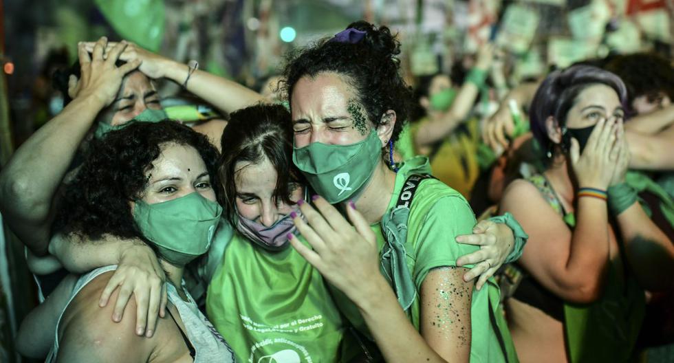 Activistas pro-aborto celebran luego de que el Senado aprobó un proyecto de ley para legalizar el aborto fuera del Congreso en Buenos Aires, el 30 de diciembre de 2020. (RONALDO SCHEMIDT / AFP).