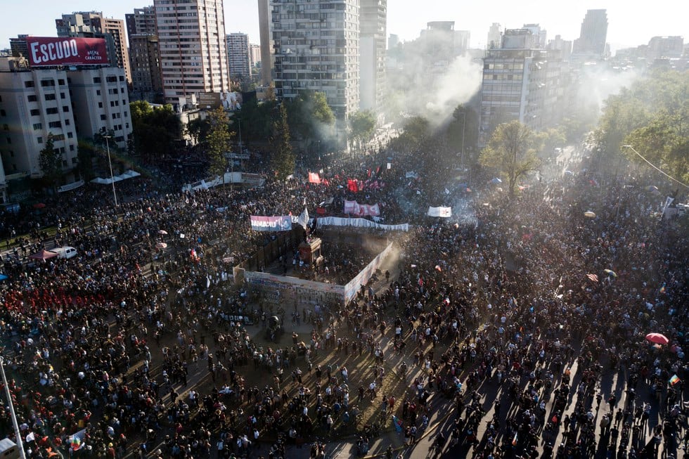 Durante este lunes se produjeron manifestaciones pacíficas convocadas por la conmemoración de los dos años de la revuelta social en Chile. (Foto: Martin BERNETTI / AFP)