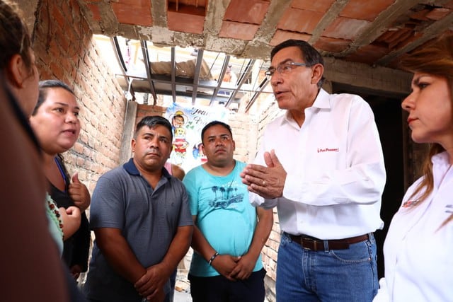 El presidente Martín Vizcarra supervisó las acciones que desarrolla el Ejecutivo en la zona de Villa El Salvador tras la fuga de gas de un camión cisterna de la empresa Transgas y el posterior incendio. (Foto: Alessandro Currarino)