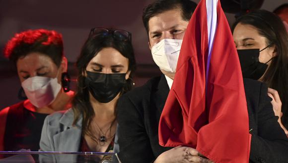 El candidato presidencial chileno, Gabriel Boric, del partido Apruebo Dignidad, saluda a sus simpatizantes en Providencia tras los primeros resultados de las elecciones. (Foto: MARTIN BERNETTI / AFP)