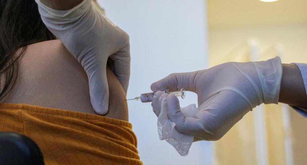 Una voluntaria recibe una dosis de posible vacuna contra el coronavirus en Brasil. (Foto: Handout / Sao Paulo State Government / AFP)