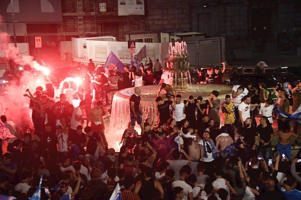Los festejos de los fanáticos del Napoli tras coronarse como campeones de la Copa de Italia. (AFP/EFE)