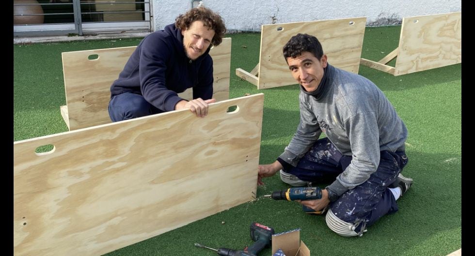 Diego Forlán hace labores de carpintero para Peñarol. (Foto: Twitter)