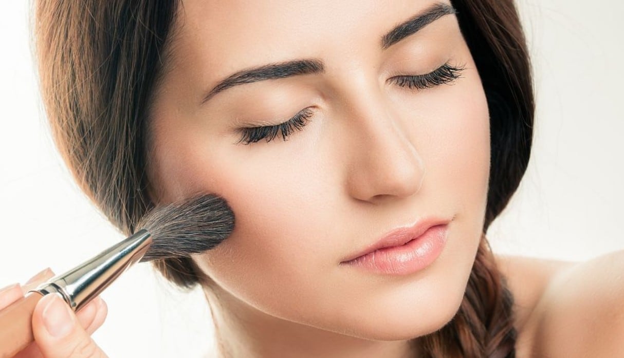 Usa un cepillo suave, creando movimientos circulares para cubrir y pulir la base en tu piel. (Foto: Difusión)