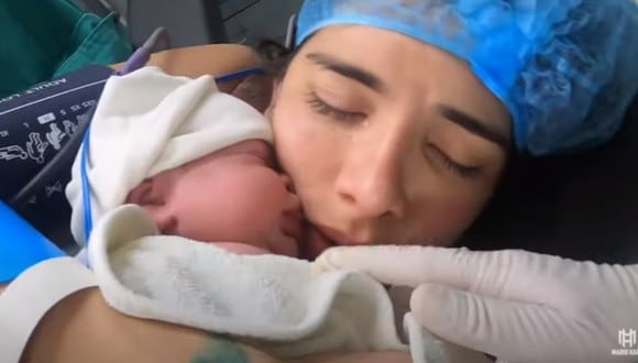 La modelo comparte el parto de su bebé en Youtube