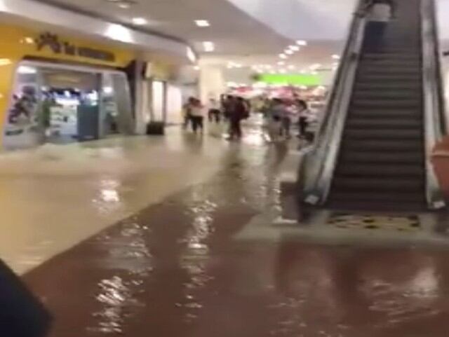 Las constantes lluvias hicieron colapsar las tuberías de un conocido centro comercial en Piura. La insólitas imágenes fueron registradas en Facebook.