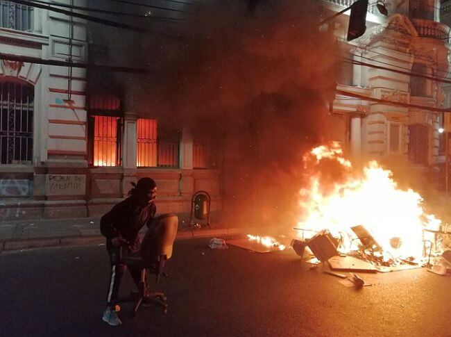 Incendian el edificio de "El Mercurio" en Valparaíso, informó el periódico chileno. (Foto: Twitter)