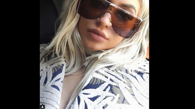 Kylie Jenner ahora luce como lo hacía su hermana Kim Kardashian hace algunos meses.