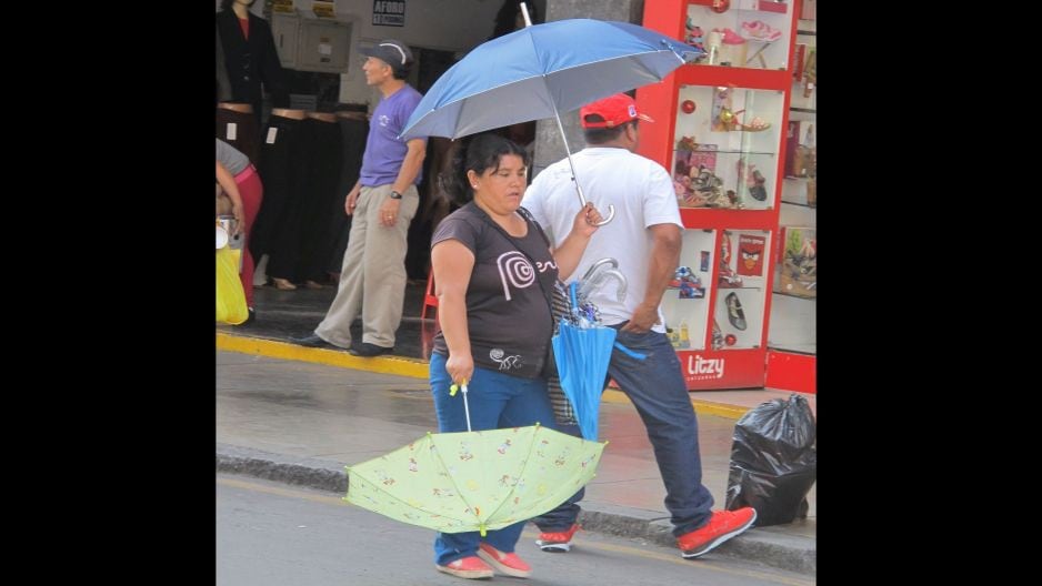 Rayan con gorros y sombrillas por el verano en Lima.