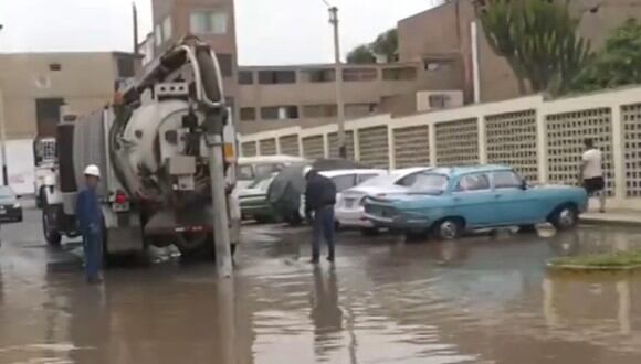 Vecinos de Surco reportaron una inundación en la urbanización Los Precursores. (Captura Canal N)