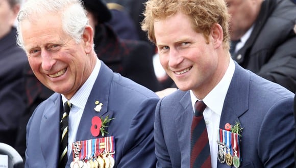 El príncipe Carlos y su hijo  Harry en una imagen de archivo de abril del 2015. (Foto: ADEM ALTAN / AFP).