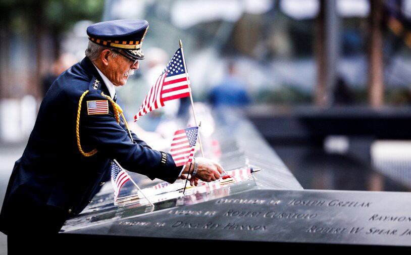 Las personas se reunieron hoy en las inmediaciones del World Trade Center de Nueva York para rendir tributo a las víctimas de los atentados del 11 de septiembre. (Foto: EFE)