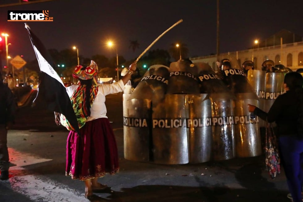 Policía replegó a manifestantes que bloqueaban la plaza Grau. (Fotos:  jorge.cerdan/@photo.gec)