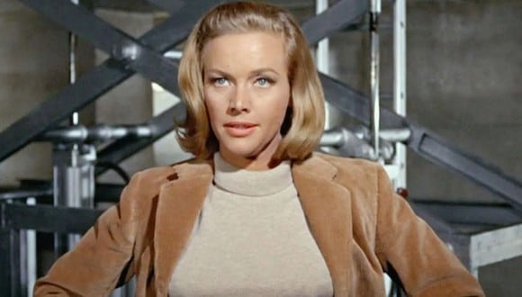 Honor Blackman, la icónica Pussy Galore en “James Bond: Goldfinger”, murió a los 94 años. (Foto: Captura)