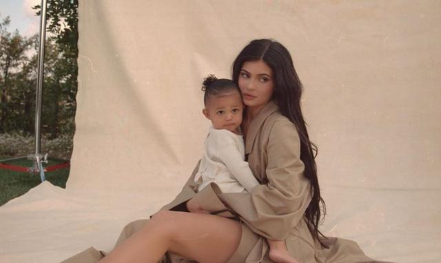 Kylie Jenner muestra que se divierte al lado de su pequeña hija por el Día de la Madre. (Fotos: Instagram)