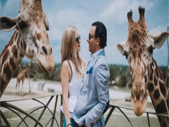 El cómico mexicano se casó con Karla de la Mora tras cuatro años de noviazgo.  La ceremonia tuvo lugar un safari.