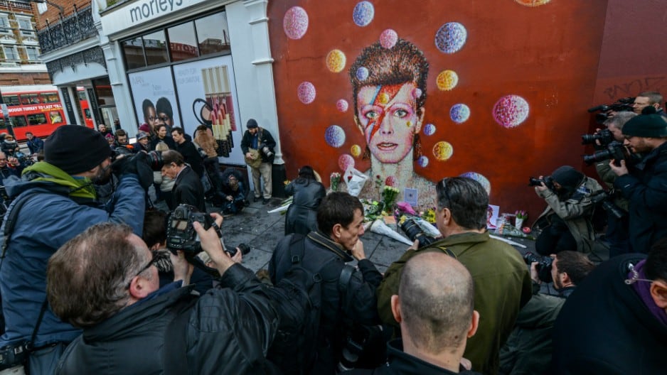 A través de su alter ego Ziggy Stardust, David Bowie, contribuyó a cambiar las percepciones sobre género y sexualidad en Inglaterra. Foto: AFP