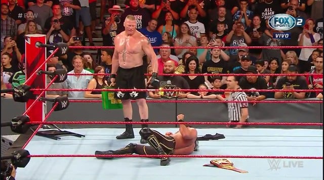 Brock Lesnar redujo a Seth Rollins a su mínima expresión, pero no canjeó el maletín. (Captura Fox Sports 2)