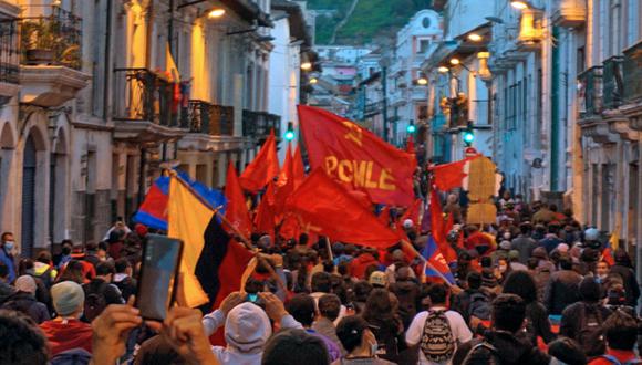 Estudiantes universitarios y otros manifestantes marchan contra el gobierno del presidente Guillermo Lasso en el marco de las protestas lideradas por indígenas que comenzaron el lunes, en el centro de Quito el 16 de junio de 2022. (Foto de Verónica LOMBEIDA / AFP)