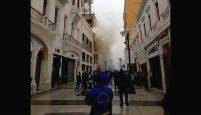 Incendio en popular pollería del Jirón de la Unión siembra el pánico. Foto: Twitter
