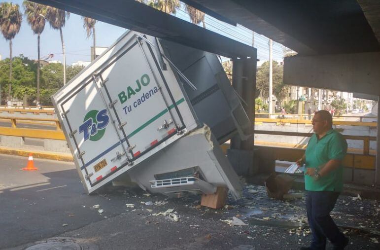 Un camión frigorífico quedó partido por la mitad tras intentar pasar por el puente peatonal ubicado entre las avenidas Brasil y La Marina, en Pueblo Libre. (Foto: Gustavo Muñoz)
