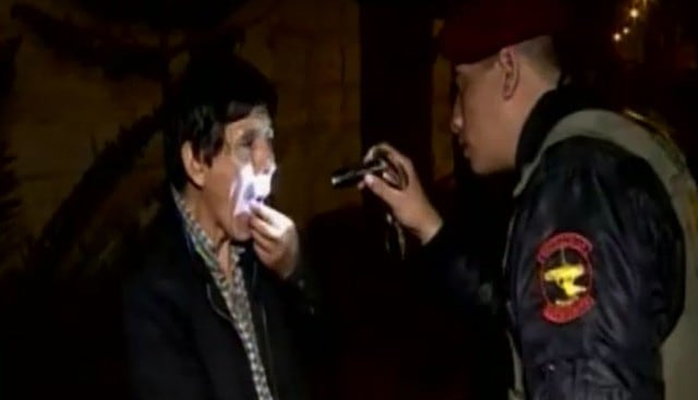 Taxista esconde droga en su boca al verse acorralado por la Policía