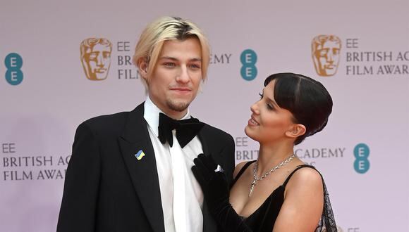 Millie Bobby Brown y Jake Bongiovi se lucen juntos en la BAFTA Film Awards 2022. (Foto: Tolga Akmen / EFE)