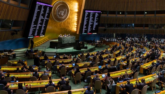 Las pantallas muestran los resultados de la votación de una resolución que condena la invasión de Rusia a Ucrania. (Foto: EFE/EPA/JUSTIN LANE)