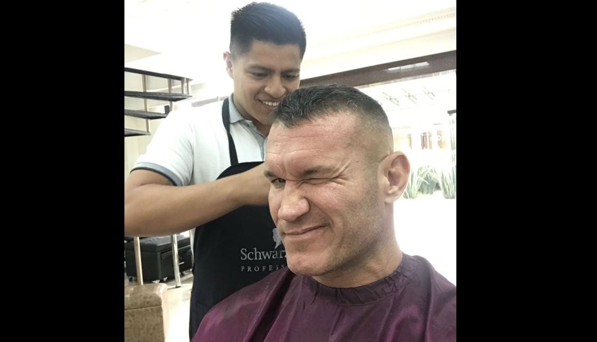 'El depredador máximo' Randy Orton visitó al barbero durante su estadía en Colombia. (Twitter Randy Orton)