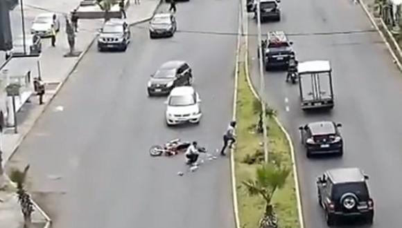 Momento en que un auto impacta contra dos delincuentes de nacionalidad peruana. (Foto: captura Twitter)