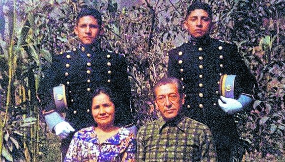 Arriba el expresidente Ollanta Humala, su hermano Antauro y sentados sus padres Elena Tasso e Isaac Humala.