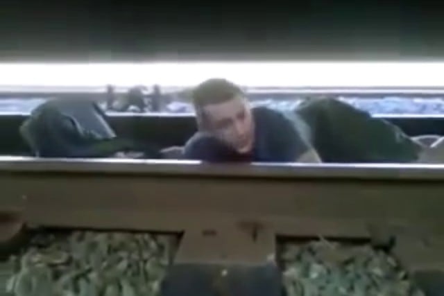 Un hombre se salvó de lo que parecía ser una muerte segura tras quedar atrapado debajo de un tren en movimiento. (Fotos: TrypLaugh en YouTube)